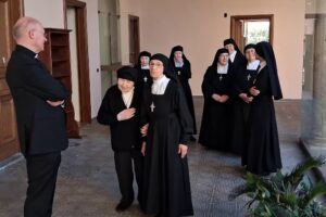 La Diocesi di Como accoglie le monache di clausura: il trasferimento da Pinerolo a Solbiate