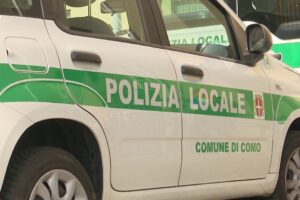 Como, in piazza Duomo con l’auto e con la patente internazionale falsa: denunciato un cittadino arabo