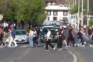 Traffico in tilt sulla Lariana, dal doppio senso in via Manzoni al semaforo intelligente: le proposte per evitare il caos