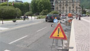 Lungolago di Como, restano le pozze d’acqua davanti a piazza Cavour. Ristretta la carreggiata
