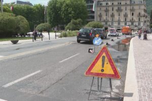 Lungolago di Como, restano le pozze d’acqua davanti a piazza Cavour. Ristretta la carreggiata