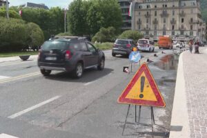 Lungolago di Como, restano le pozze d’acqua davanti a piazza Cavour. Ristretta la carreggiata