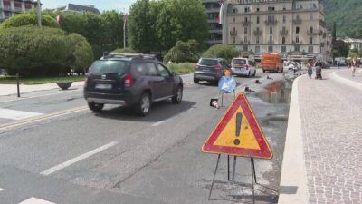Lungolago di Como, restano le pozze d’acqua davanti a piazza Cavour. Ristretta la carreggiata
