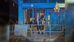 Fino Mornasco, esplosione nel cuore della notte. Assalto al bancomat, danni ingenti alla filiale