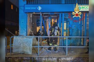 Fino Mornasco, esplosione nel cuore della notte. Assalto al bancomat, danni ingenti alla filiale