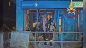Fino Mornasco, esplosione nel cuore della notte. Assalto al bancomat, danni ingenti alla filiale