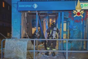 Fino Mornasco, esplosione nel cuore della notte. Assalto al bancomat, danni ingenti alla filiale