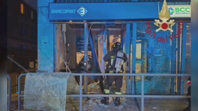 Fino Mornasco, esplosione nel cuore della notte. Assalto al bancomat, danni ingenti alla filiale