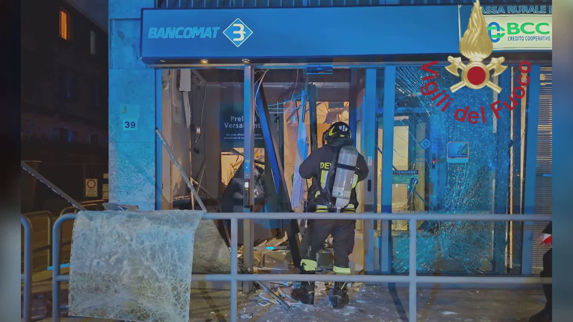 Fino Mornasco, esplosione nel cuore della notte. Assalto al bancomat, danni ingenti alla filiale