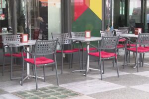 Como, il dehor di via Ballarini per ora resta al suo posto. Ordinanza del Tar, udienza a giugno 2027
