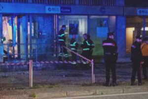 Assalto al bancomat a Fino Mornasco, banditi in fuga con 10mila euro. Indagini dei carabinieri