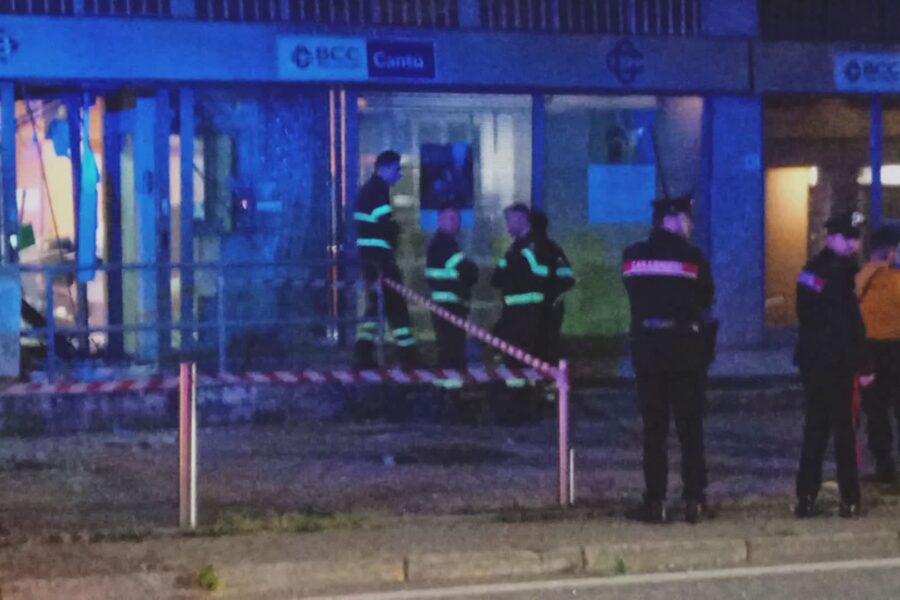 10107 Assalto al bancomat a Fino Mornasco banditi in fuga con 10mila euro. Indagini dei carabinieri 1779444114
