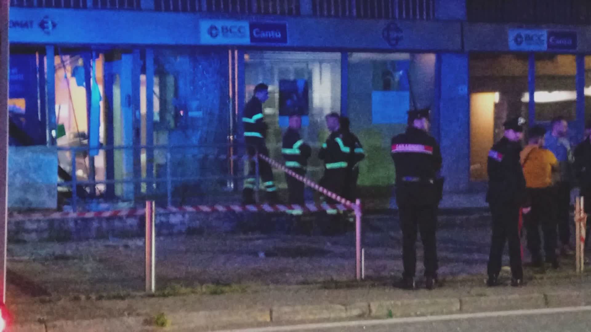Assalto al bancomat a Fino Mornasco, banditi in fuga con 10mila euro. Indagini dei carabinieri