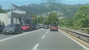Due incidenti e operai in azione tra piazza San Rocco e via Napoleona, traffico in tilt