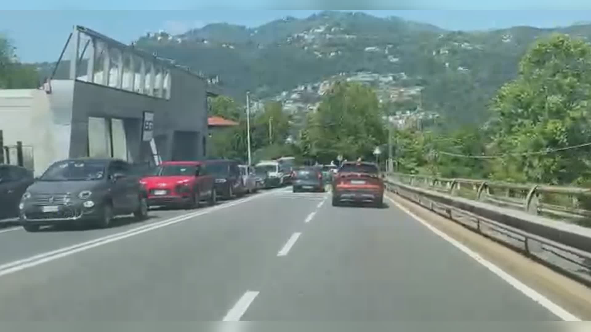 Due incidenti e operai in azione tra piazza San Rocco e via Napoleona, traffico in tilt