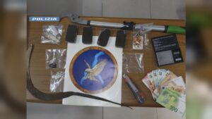 Testate, calci e morsi ai poliziotti, spacciatore arrestato. Ha provato a rubare l’arma a un agente