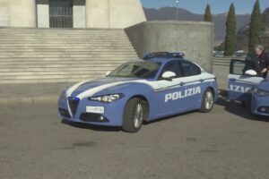 Testate, calci e morsi ai poliziotti, spacciatore arrestato. Ha provato a rubare l’arma a un agente