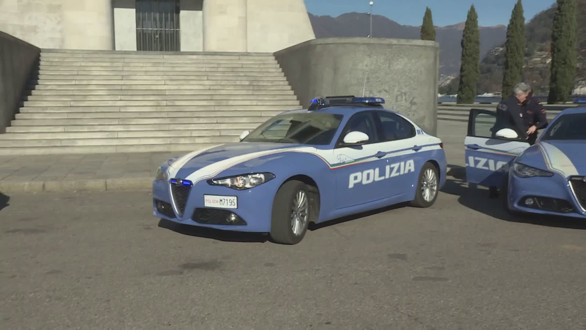 Testate, calci e morsi ai poliziotti, spacciatore arrestato. Ha provato a rubare l’arma a un agente