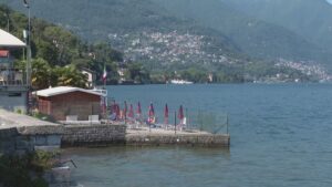 Doccia gelata per il lido di Villa Olmo: boe di sicurezza rimosse, niente più bagno nel lago