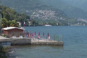 Doccia gelata per il lido di Villa Olmo: boe di sicurezza rimosse, niente più bagno nel lago