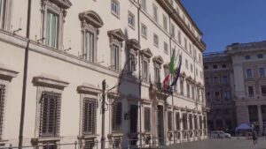 Sconto carburanti prorogato ma dimezzato per il gasolio. Cancellato lo sciopero dei camionisti