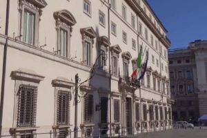 Sconto carburanti prorogato ma dimezzato per il gasolio. Cancellato lo sciopero dei camionisti