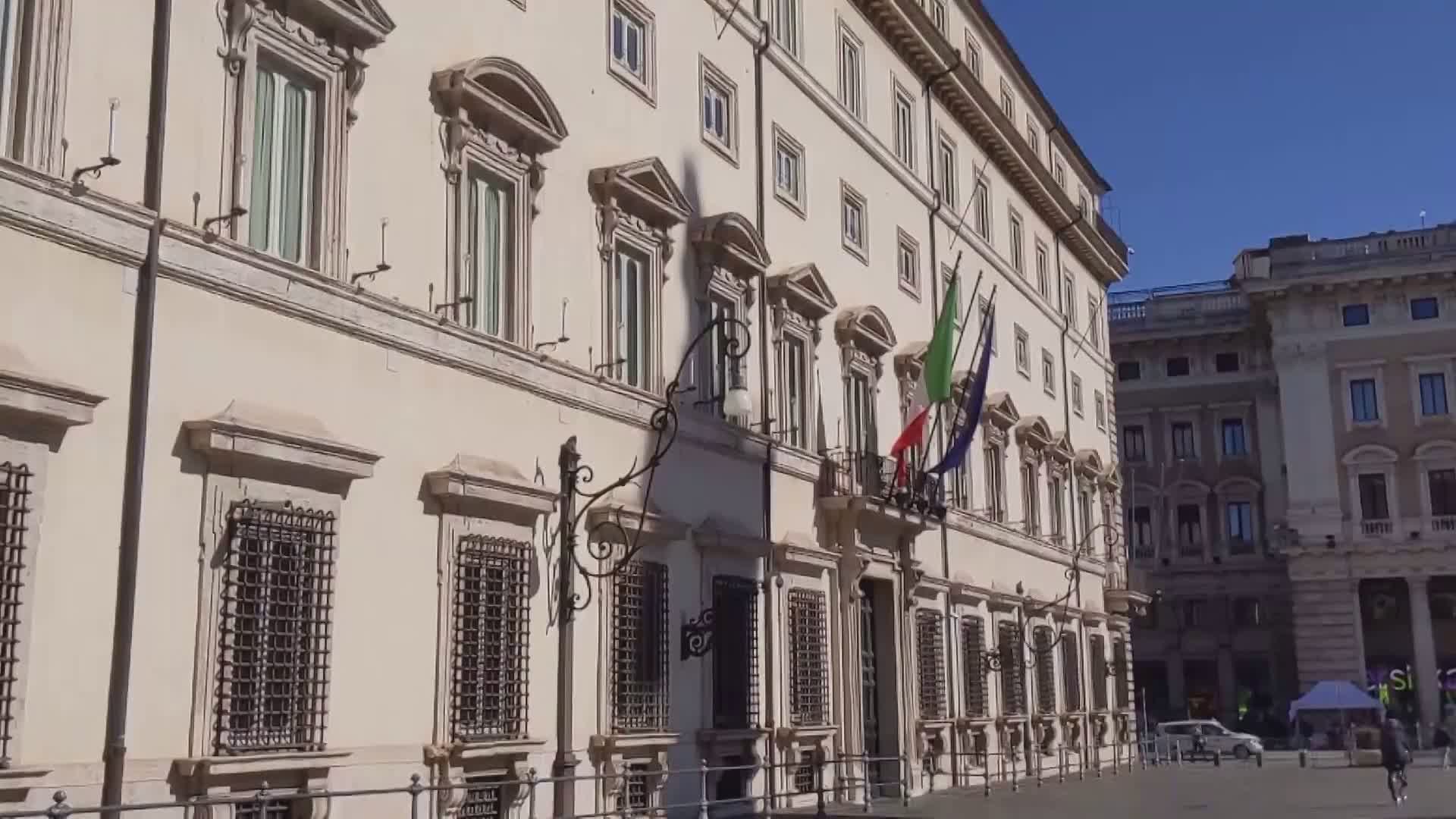 Sconto carburanti prorogato ma dimezzato per il gasolio. Cancellato lo sciopero dei camionisti