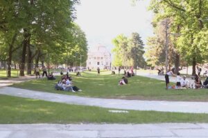 Riapertura parziale dei giardini a lago di Como. Le opposizioni: “Il Comune inaugura un insuccesso”