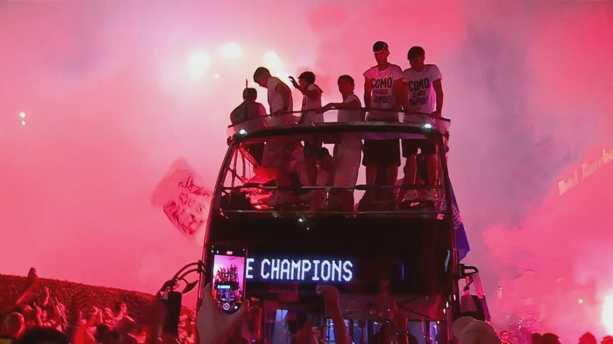 Como, festa Champions in città: bagno di folla e notte di gioia per la squadra biancoblù