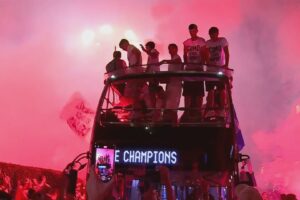 Como, festa Champions in città: bagno di folla e notte di gioia per la squadra biancoblù
