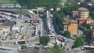 Como paralizzata dal traffico: code in dogana, tutto bloccato in Napoleona e a San Fermo