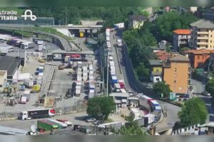 Como paralizzata dal traffico: code in dogana, tutto bloccato in Napoleona e a San Fermo