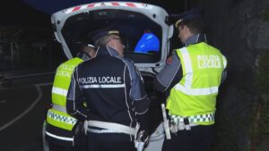 Auto senza assicurazione bloccata nella notte dalla polizia locale, sequestrati coltelli e droga