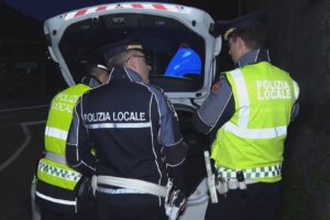 Auto senza assicurazione bloccata nella notte dalla polizia locale, sequestrati coltelli e droga