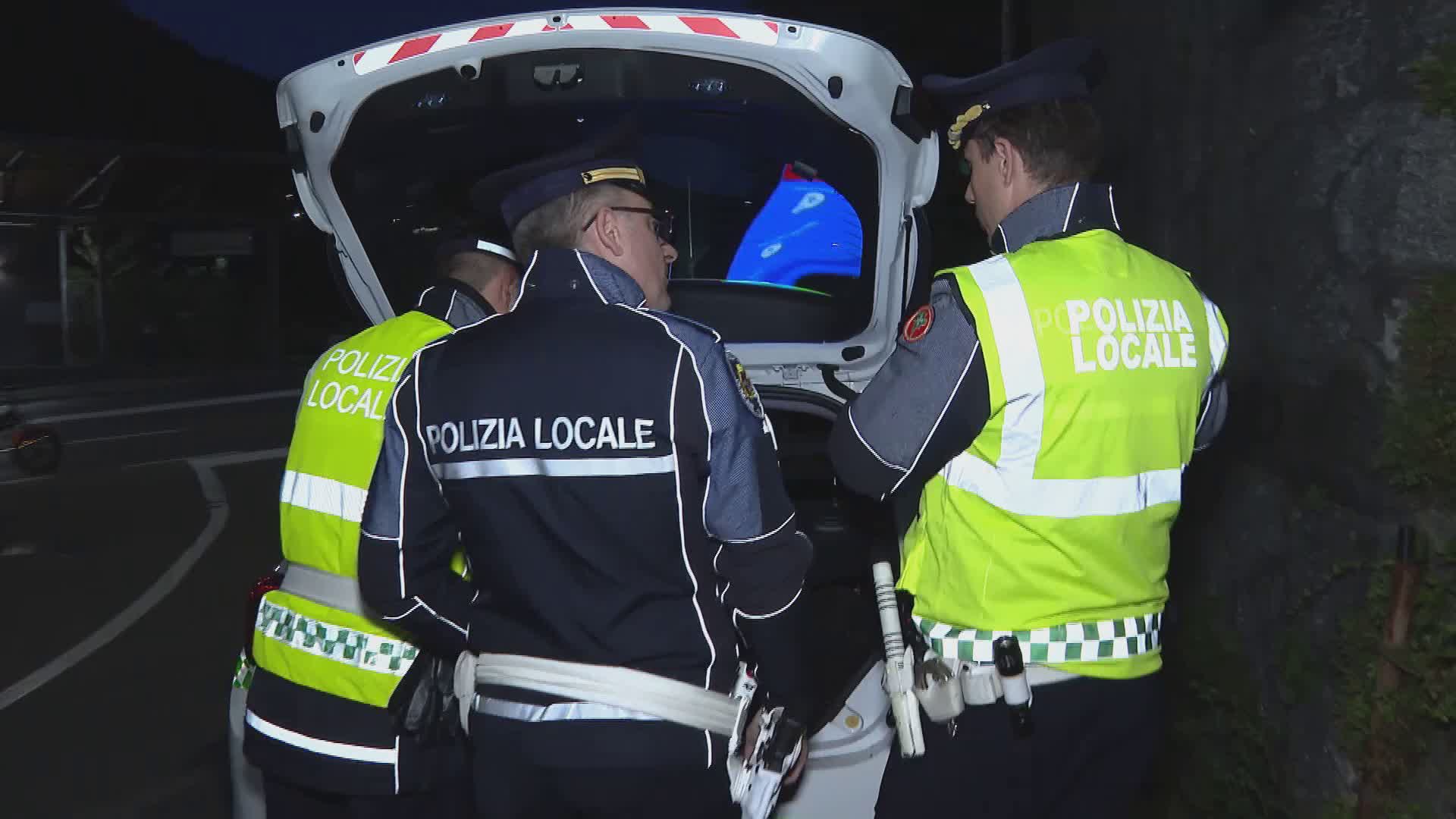 Auto senza assicurazione bloccata nella notte dalla polizia locale, sequestrati coltelli e droga