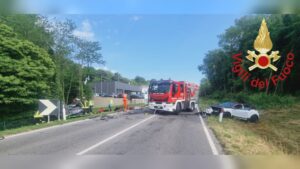 Scontro frontale a Beregazzo, due feriti, uno incastrato nell’auto