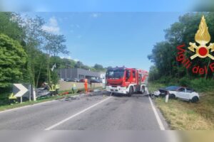Scontro frontale a Beregazzo, due feriti, uno incastrato nell’auto