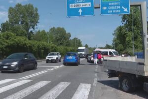 Incidente in via Varesina lunedì scorso, grave il motociclista. Appello per cercare testimoni