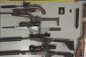 Armi clandestine, munizioni e animali come trofei, la polizia provinciale denuncia due bracconieri
