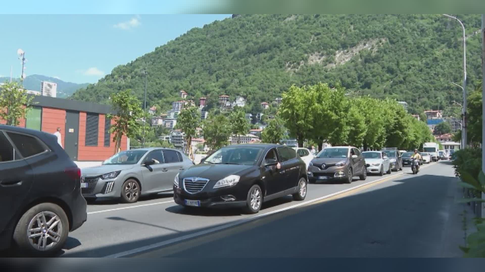 Lavori sul lungolago e traffico paralizzato: 40 minuti da Blevio a Como. Regina sorvegliata speciale