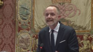 Elezioni Como 2027, il lavoro dei partiti. FdI: “Serve un politico”. Pd: “Guardiamo al campo largo”