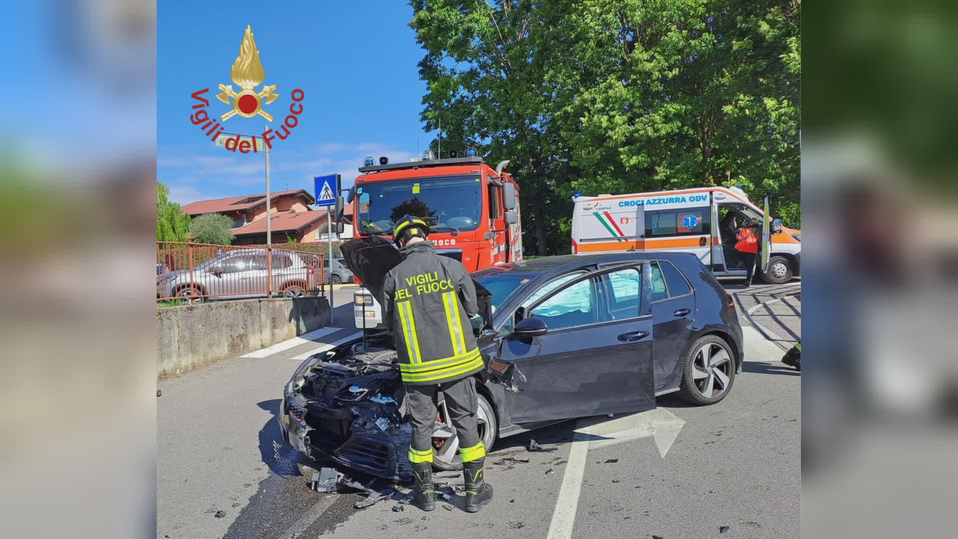 Cantù, in auto contro il muro del supermercato, ferite due donne