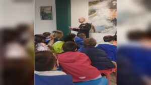 Cultura della legalità, i bambini della scuola di via Perti in visita al comando dei carabinieri