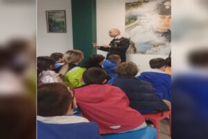 Cultura della legalità, i bambini della scuola di via Perti in visita al comando dei carabinieri