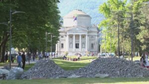 Turismo selvaggio a Como, invaso il cantiere dei Giardini a Lago