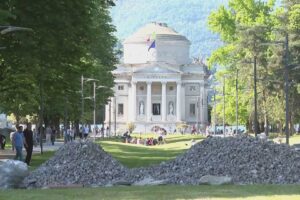 Turismo selvaggio a Como, invaso il cantiere dei Giardini a Lago