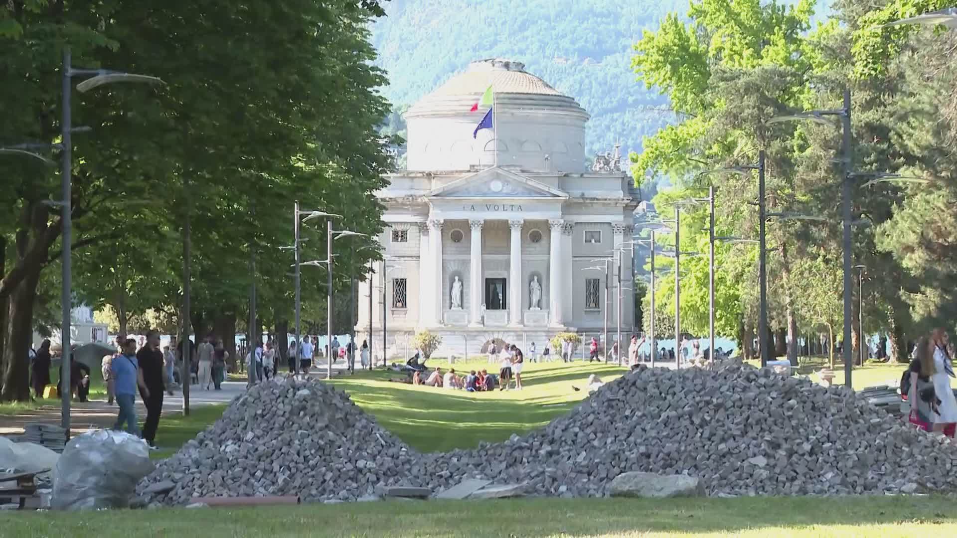 Turismo selvaggio a Como, invaso il cantiere dei Giardini a Lago