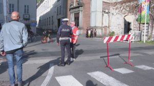Abbattuto il passaggio a livello di viale Lecco a Como, traffico in tilt