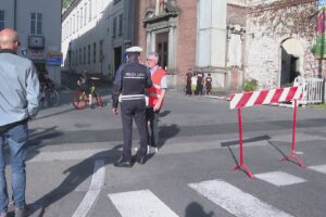 Abbattuto il passaggio a livello di viale Lecco a Como, traffico in tilt