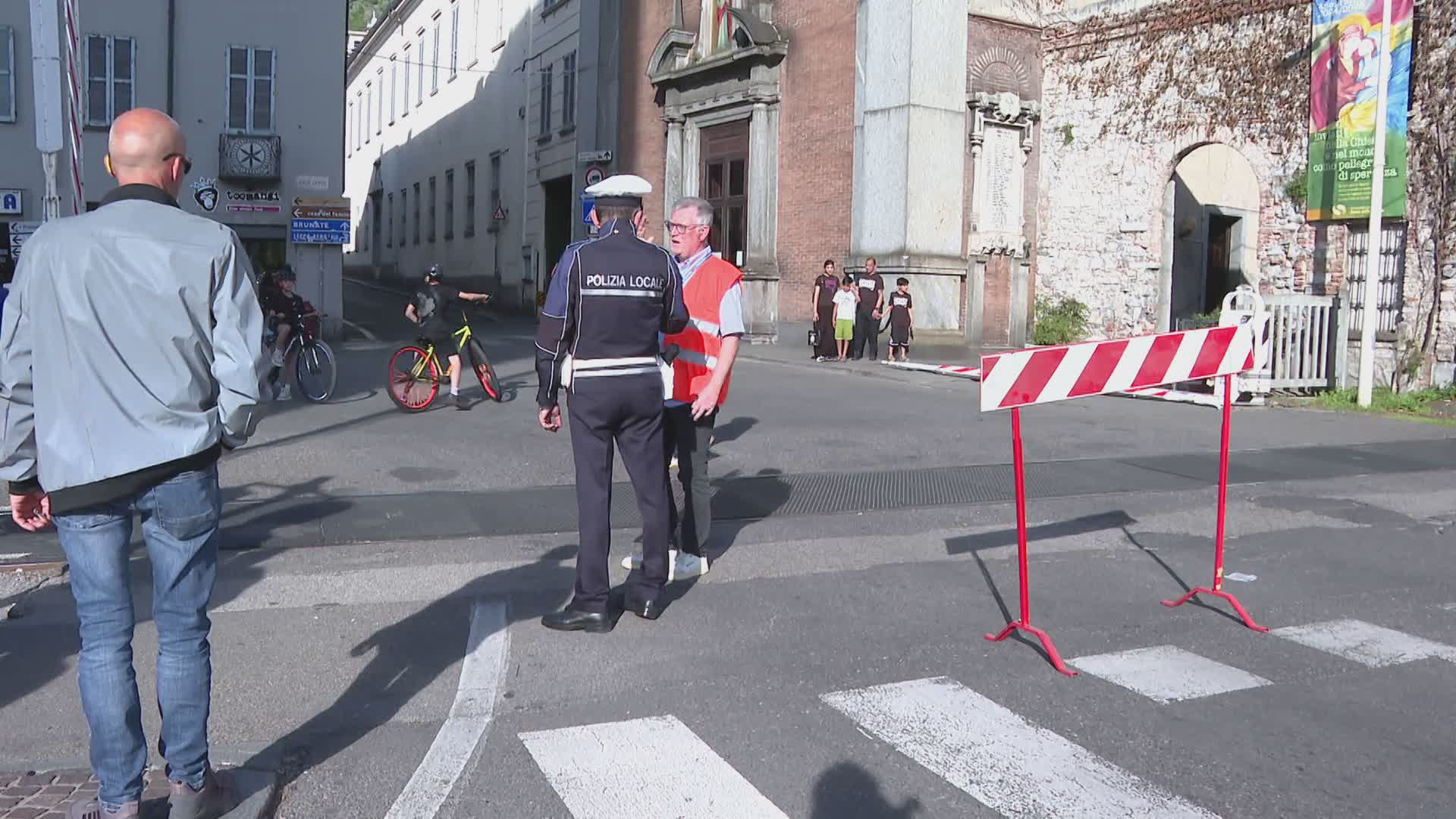 Abbattuto il passaggio a livello di viale Lecco a Como, traffico in tilt
